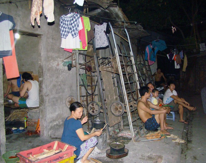 Ở khu ổ chuột này, tập trung người dân tứ xứ: Hải Dương, Hưng Yên, Hà Nam... Họ là những số phận không nhà cửa, không ruộng đất chủ yếu làm nghề gánh thuê, kéo hàng thêu...